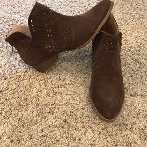 NWOT size 8 brown booties